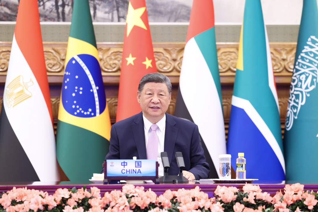 Си Цзиньпин во время внеочередного саммита БРИКС