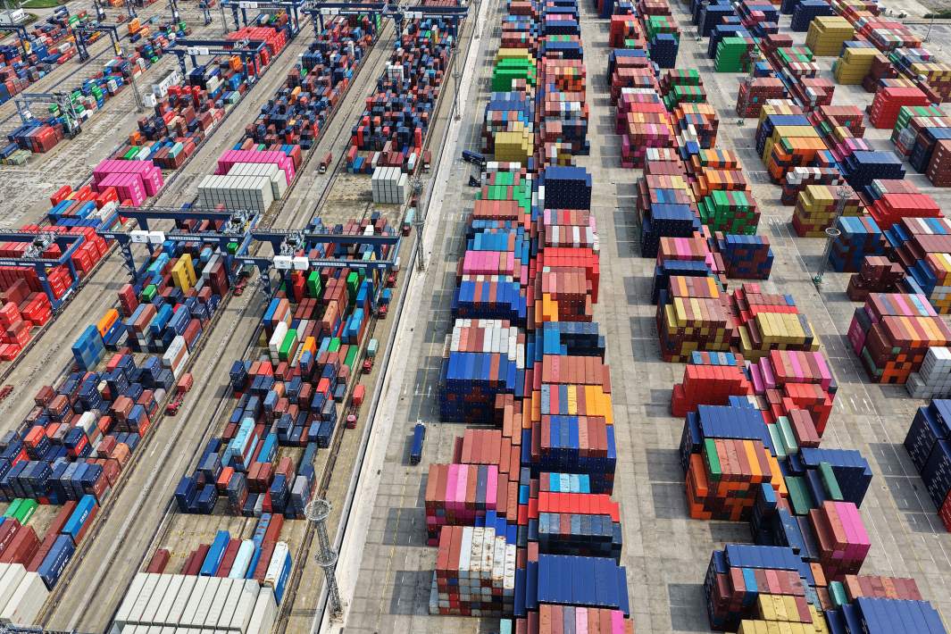 Контейнеры в порту 