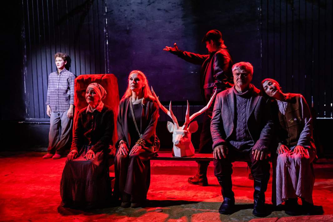 Сцена из спектакля «Белый пароход»