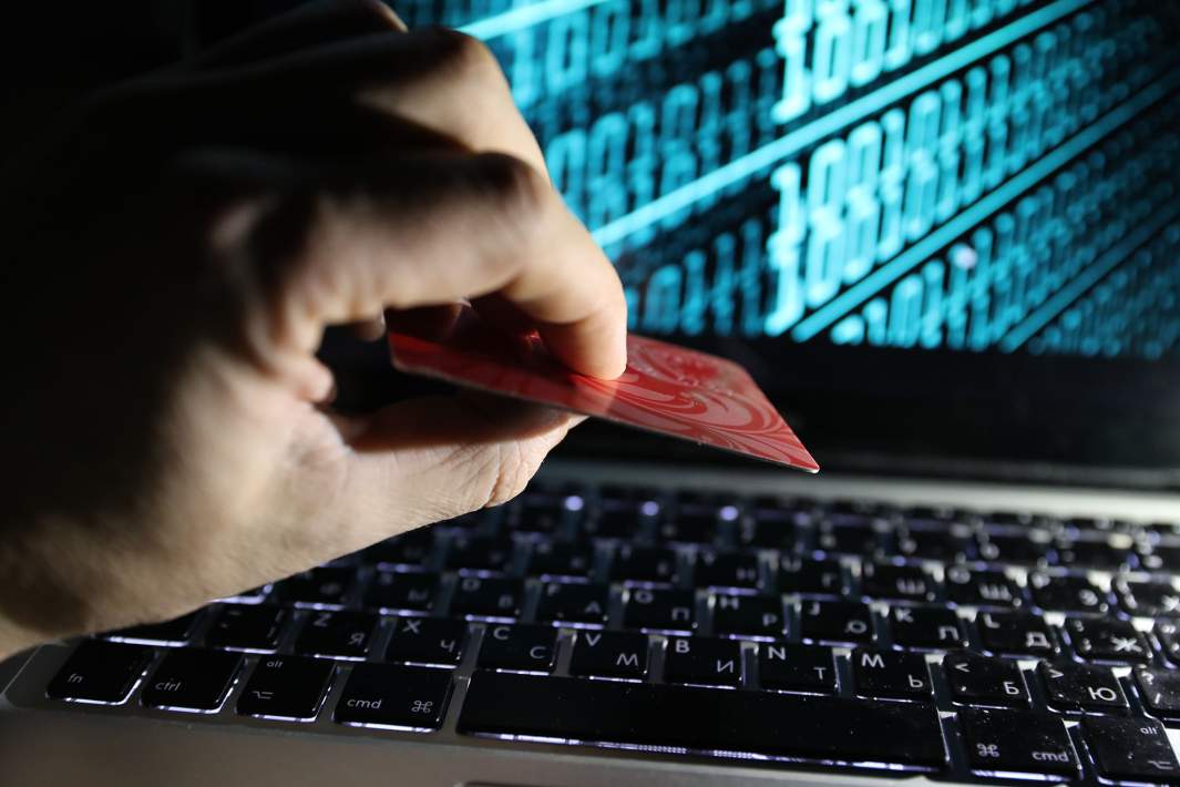 Банковская карта на фоне ноутбука 