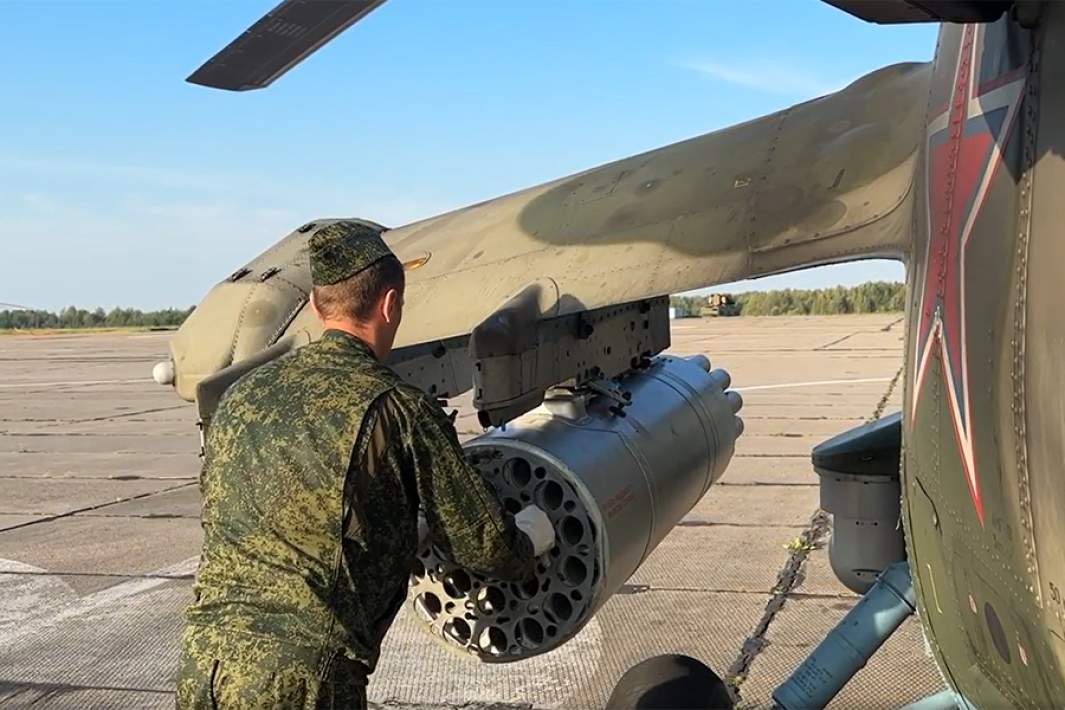 Подготовка к вылету вертолета Ми-35 ВКС России к вылету во время совместных военных учений России и Белоруссии «Запад-2025»