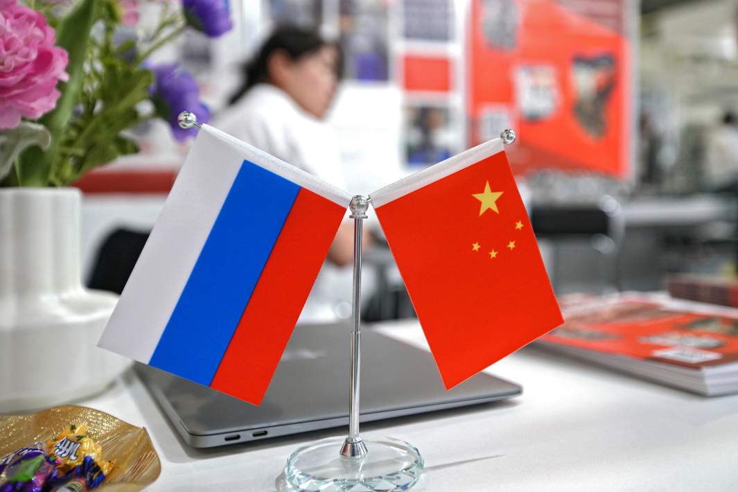 флаг КНР и России