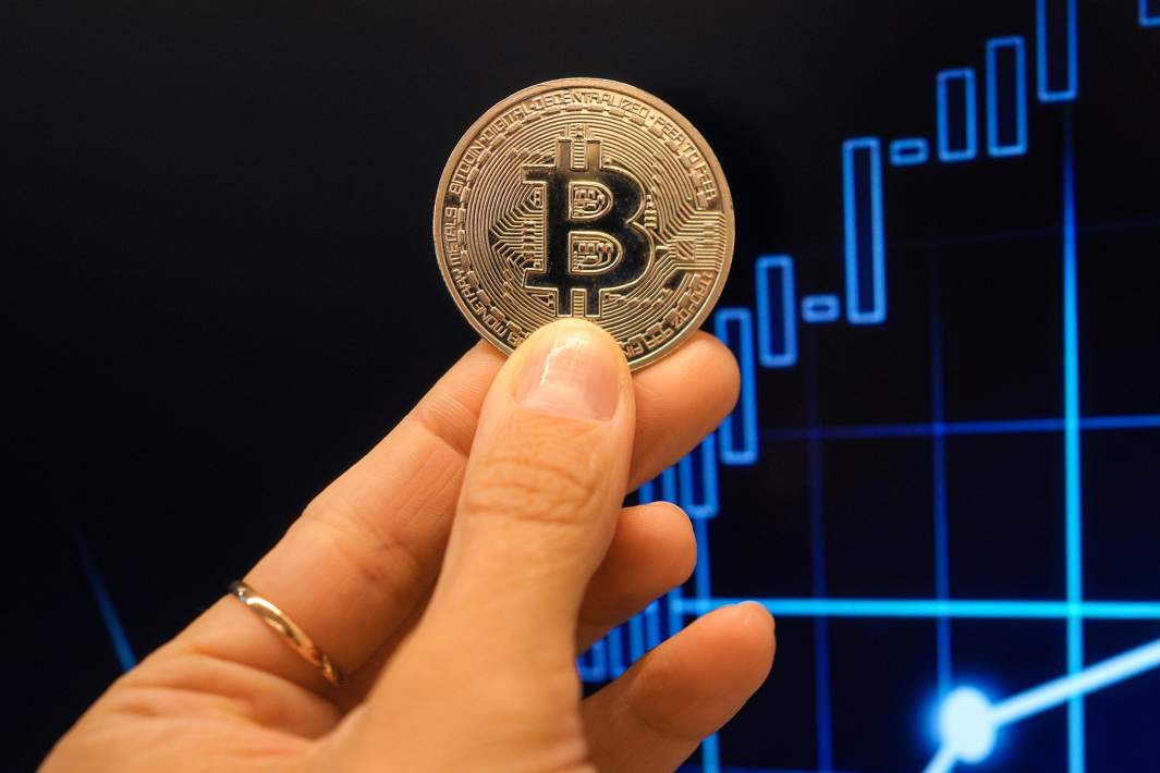 Биткоин в руках 