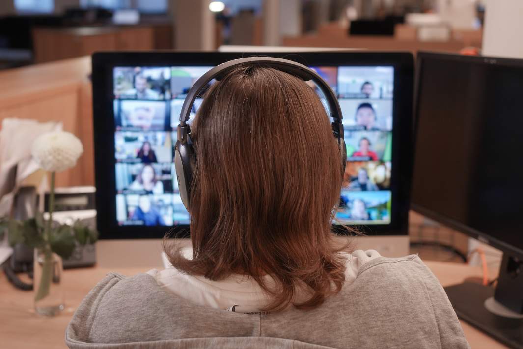 девушка в наушниках