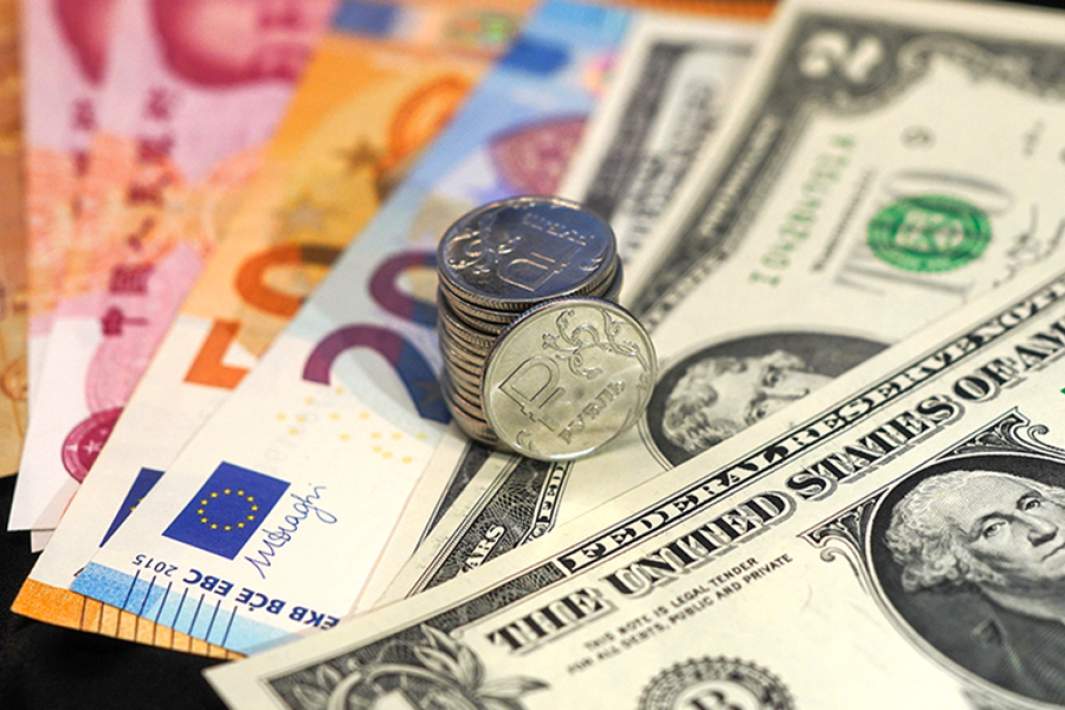 Купюры разных валют на столе