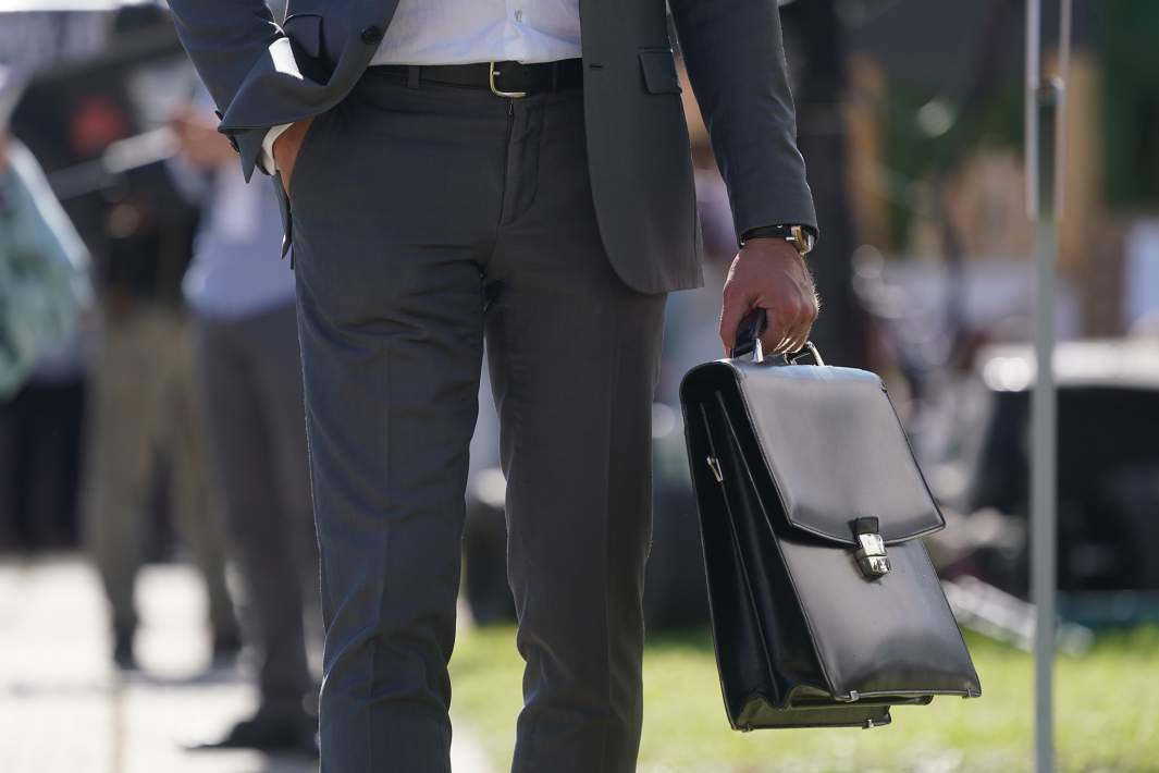 Мужчина в деловом костюме 