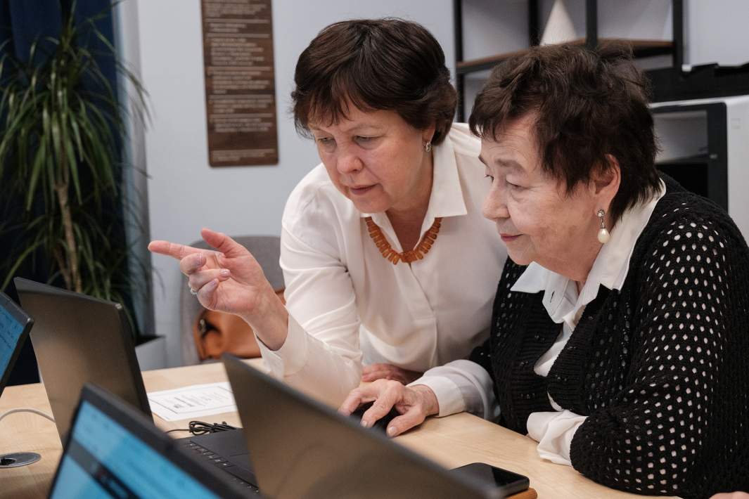 Пенсионеры за ноутбуком