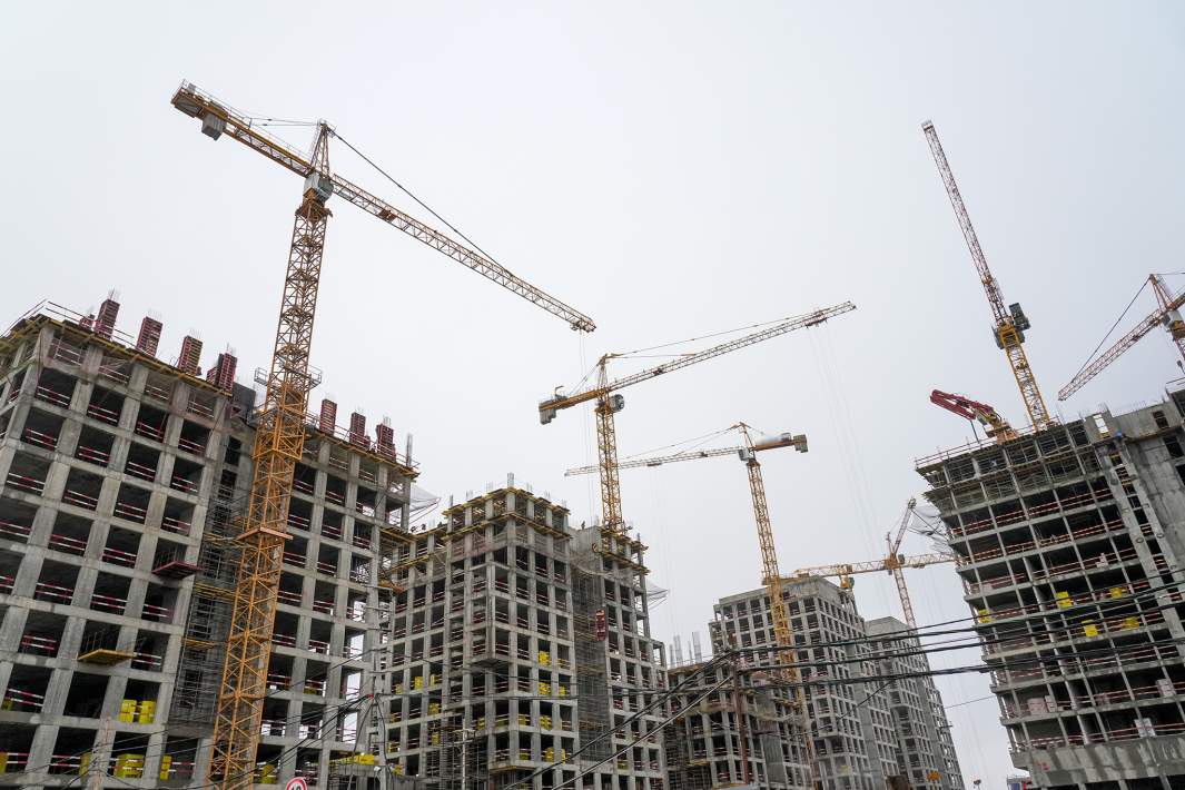 Башенный кран на фоне стройки 