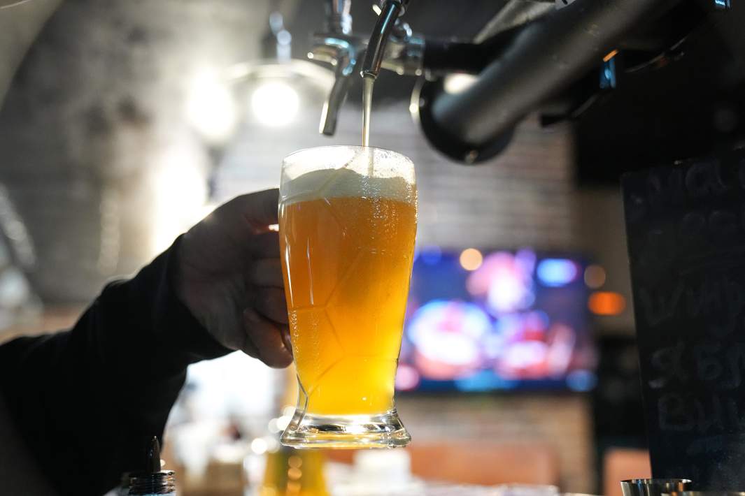 Бармен за работой 