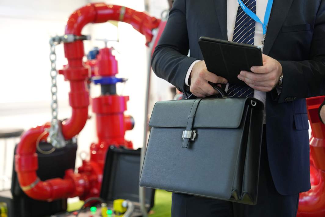 Мужчина с портфелем