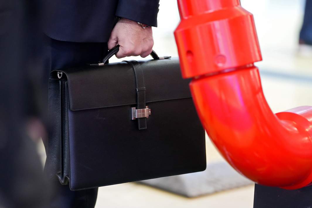 Мужчина с портфелем