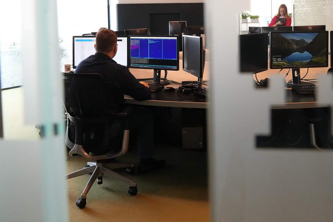 Программист за работой 