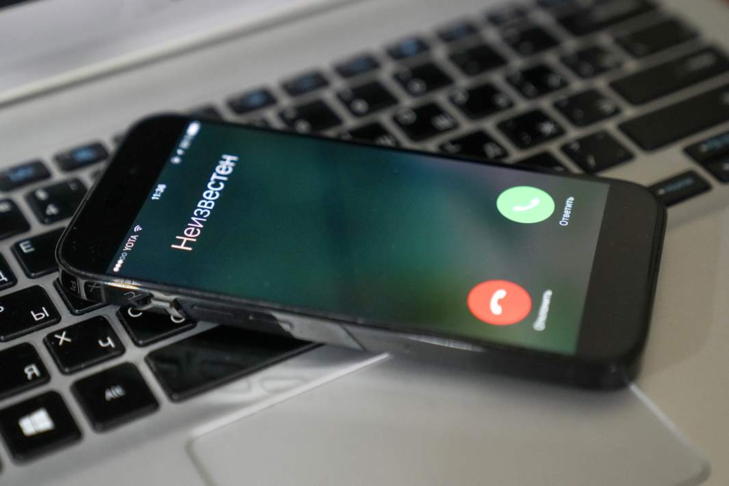 Звонок от мошенников, высвеченный на экране телефона