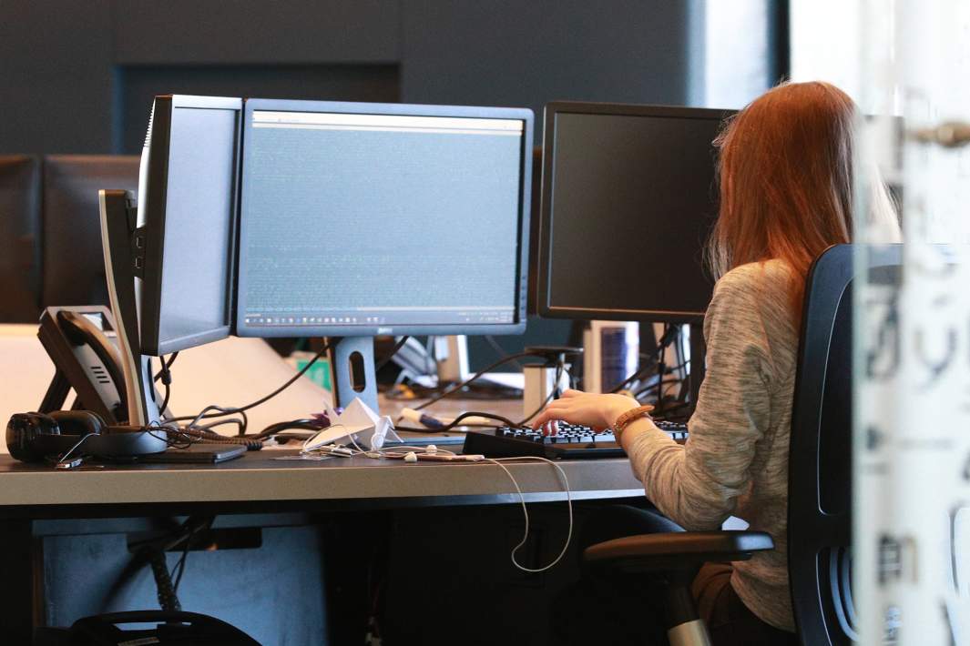 Программист за работой 