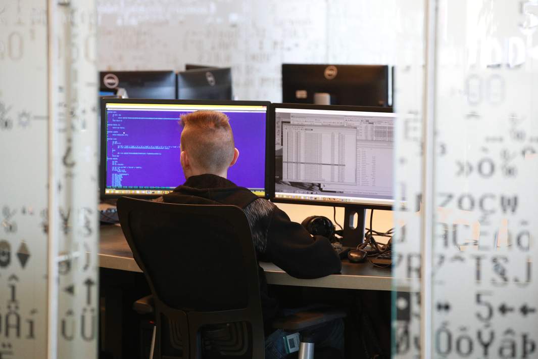 Программист за работой 