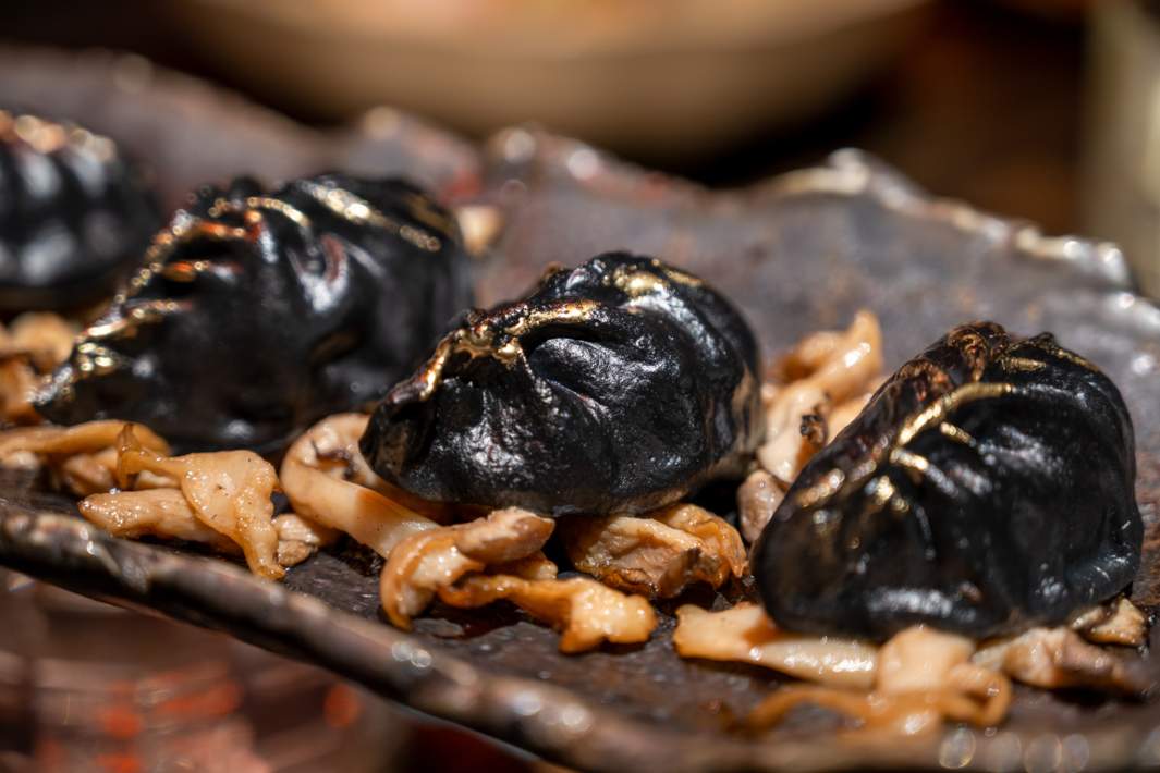 Черные пельмени 