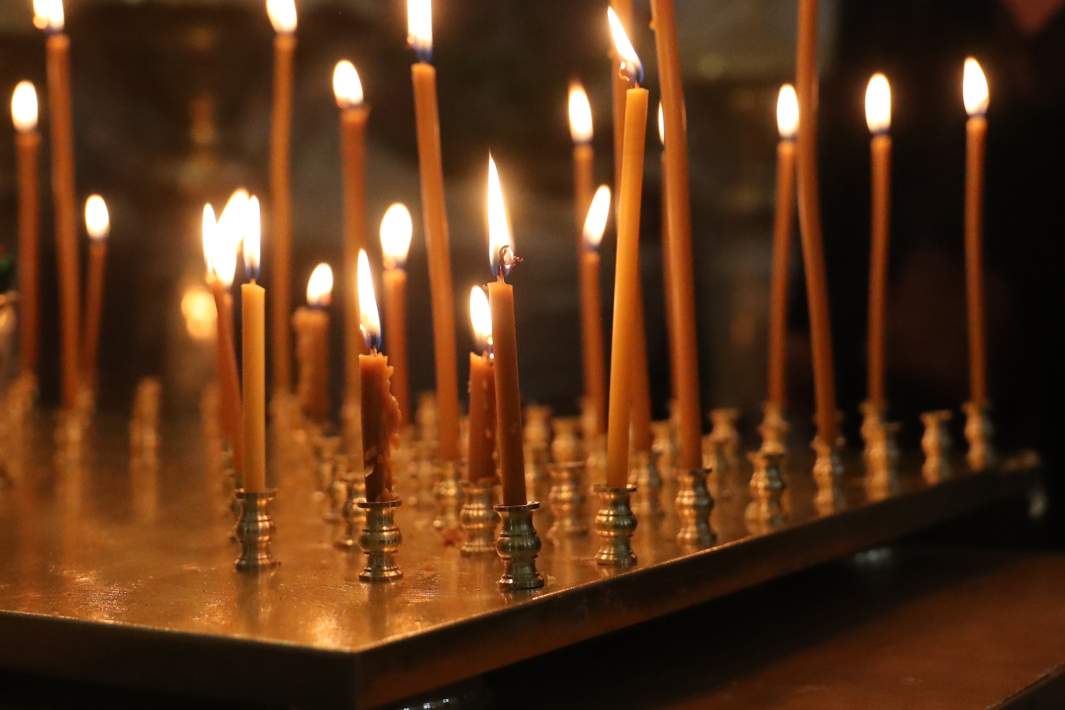 Свечи в храме 