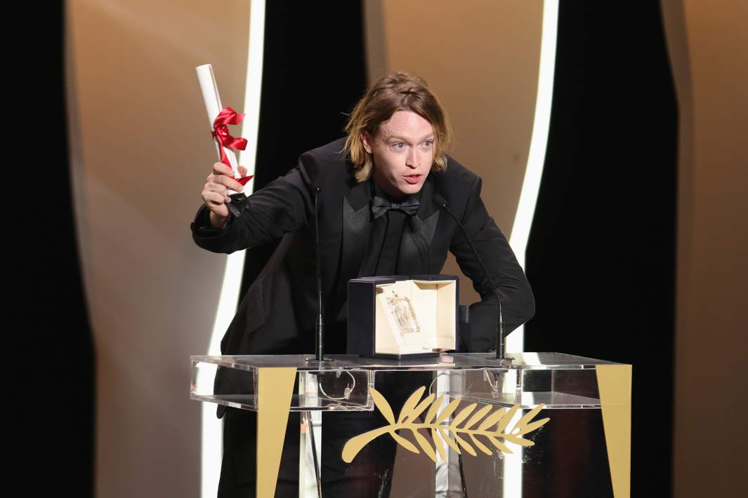 Калеб Лэндри Джонс позирует с наградой за лучшую мужскую роль за фильм «Нитрам» во время церемонии закрытия 74-го ежегодного Каннского кинофестиваля 17 июля 2021 года в Каннах, Франция