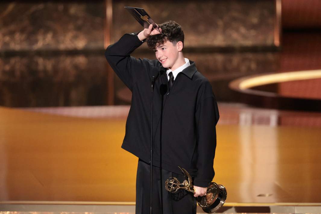 Оуэн Купер получает награду за лучшую мужскую роль второго плана в мини-сериале «Переходный возраст» во время церемонии вручения премии «Эмми»