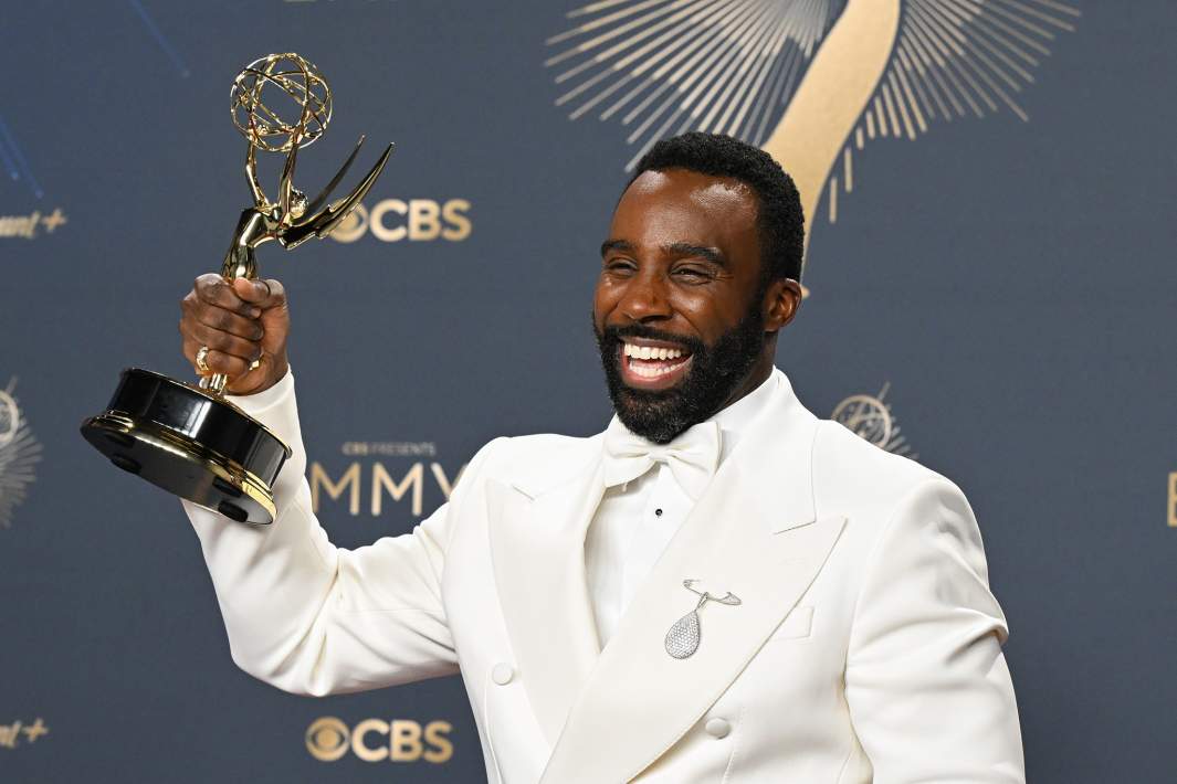 Трамелл Тиллман позирует с наградой за лучшую мужскую роль второго плана в драматическом сериале «Разделение» на 77-й церемонии вручения премии «Эмми»
