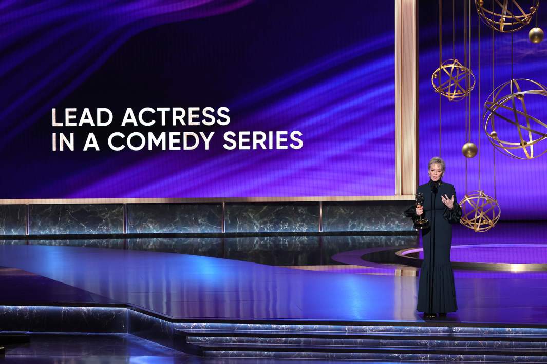 Джин Смарт получает награду за лучшую женскую роль в комедийном сериале «Хитрости» на сцене 77-й церемонии вручения премии «Эмми»