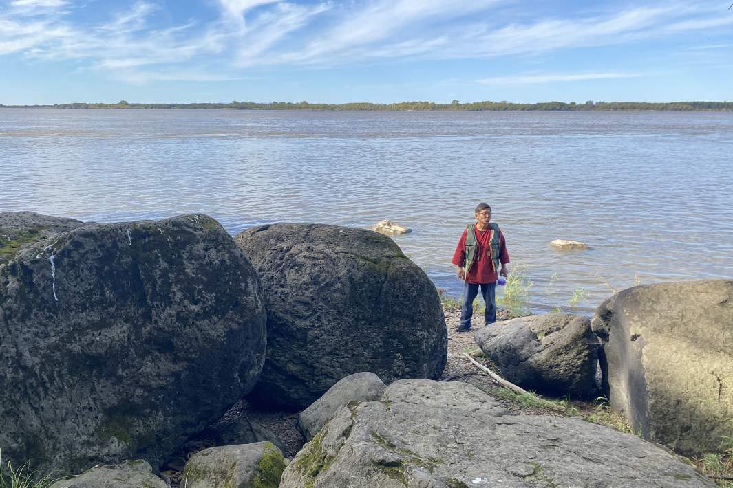 Нанаец на берегу реки 