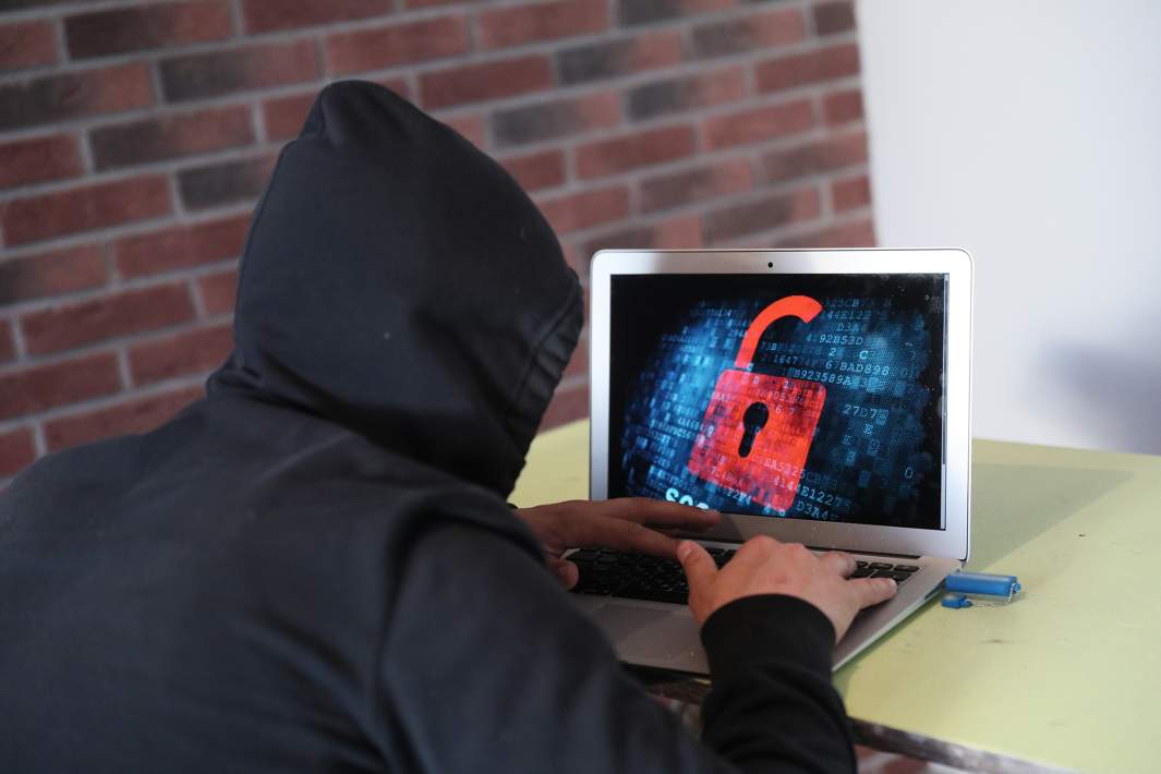 Хакер за работой 