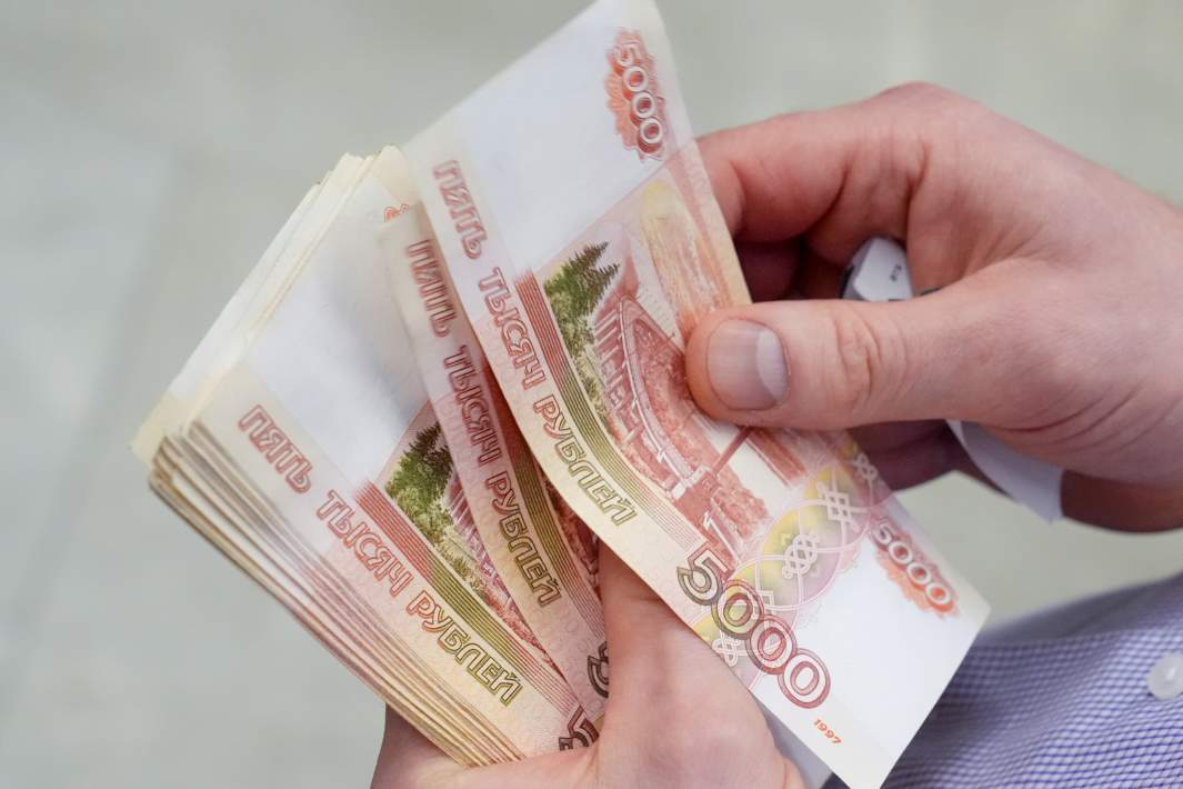 Рублевые купюры в руках