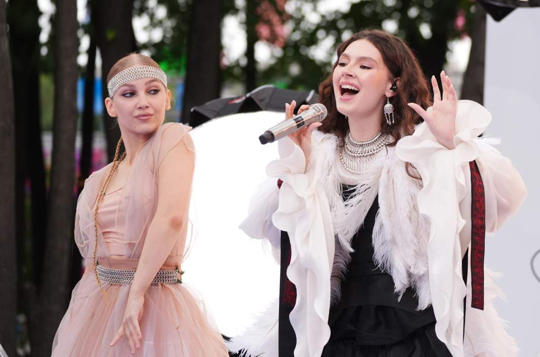 Певица AY YOLA