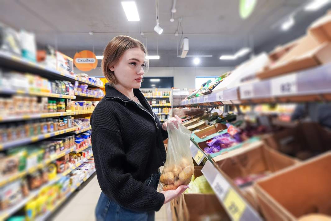 Покупка овощей в магазине 