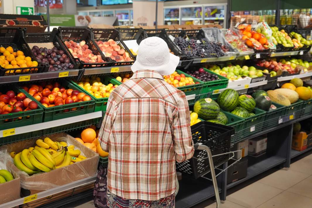 бабушка в магазине