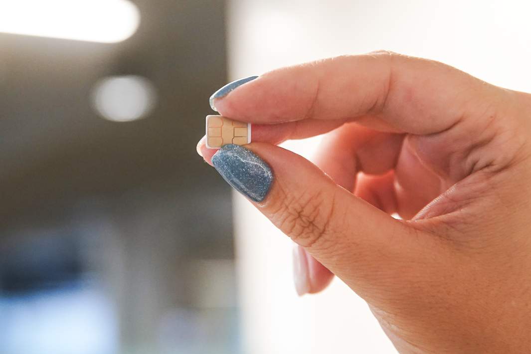 Сим-карта в руке 