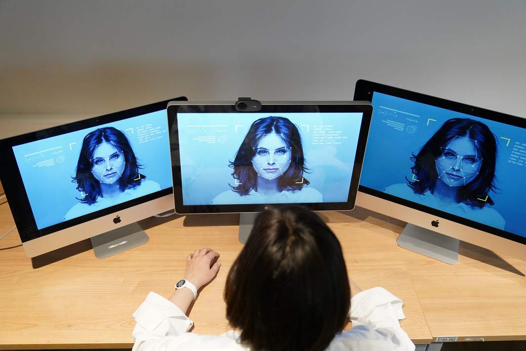 Биометрия лица на экране компьютера