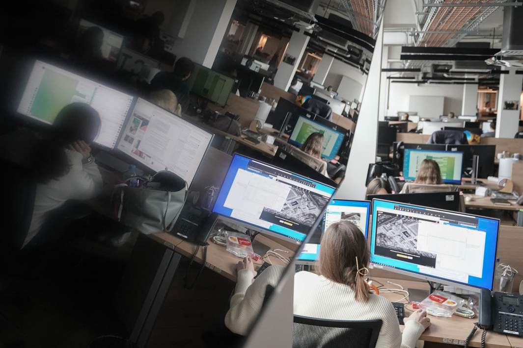 Сотрудники в здании бизнес-центра