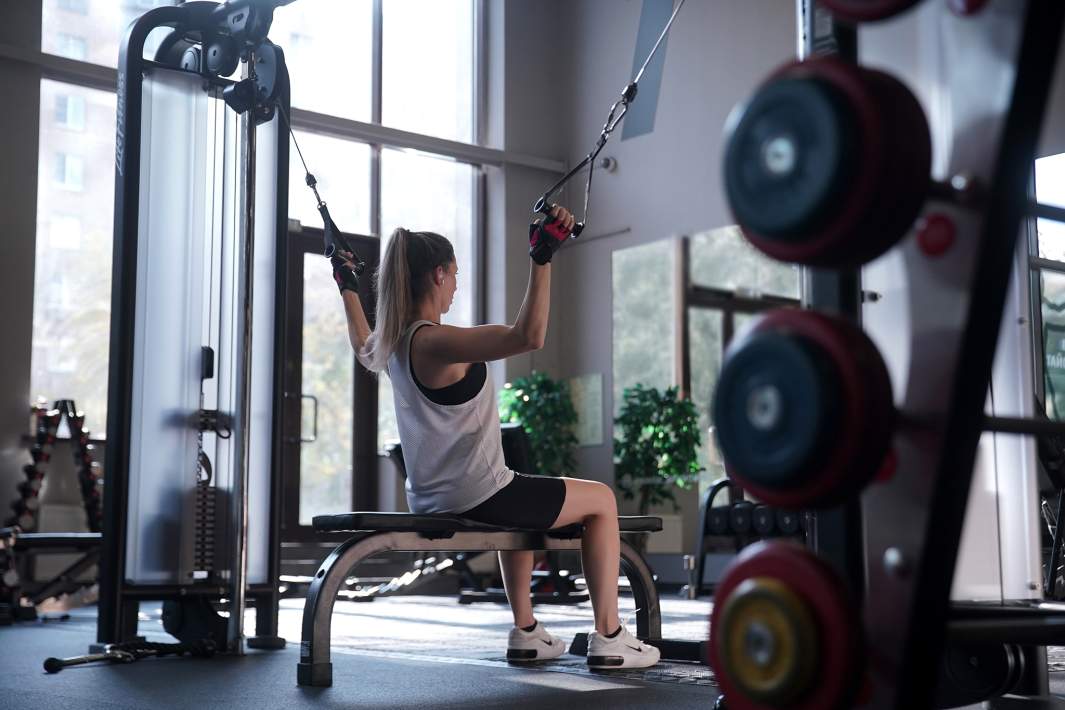 Женщина в тренажерном зале 