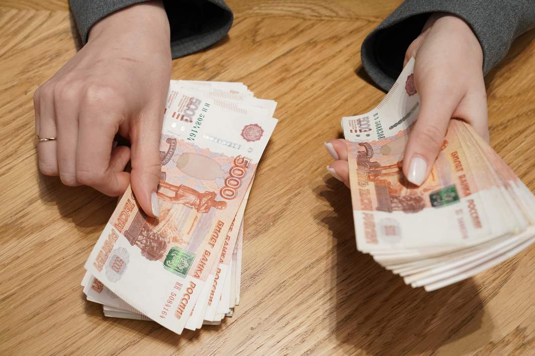 Рублевые купюры в руках