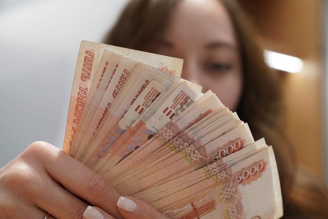 Рублевые купюры в руках