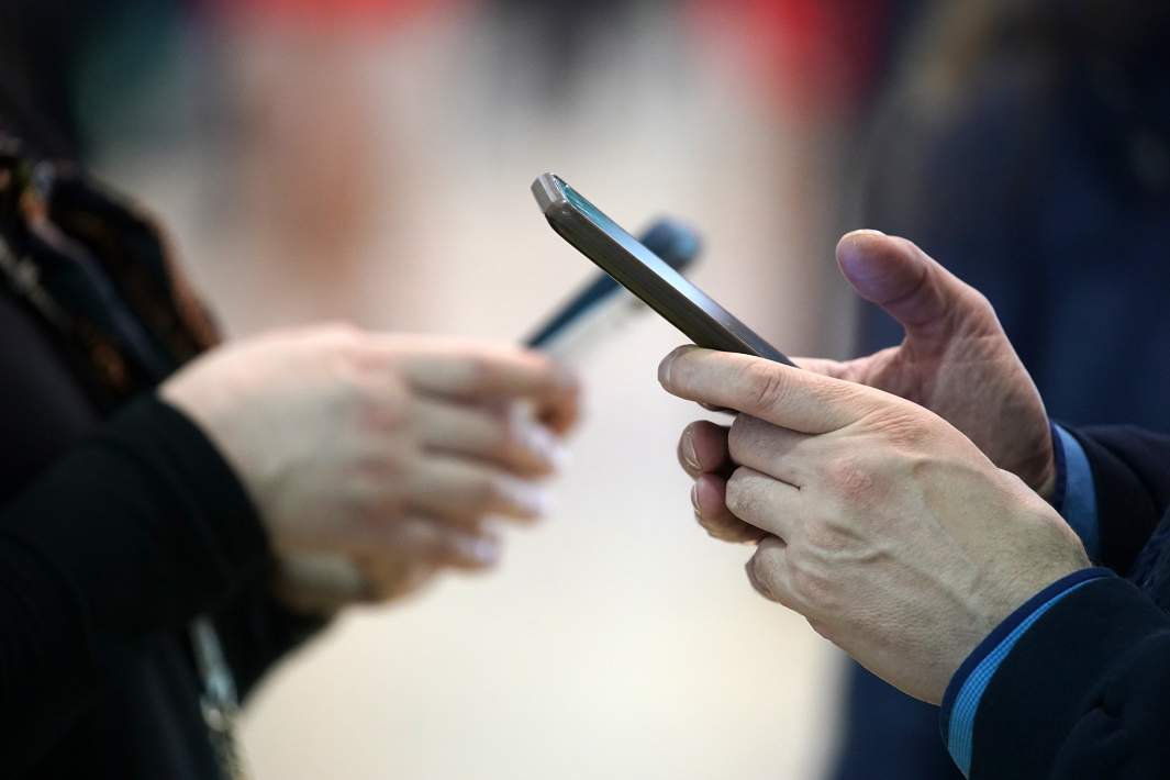 телефон в руках