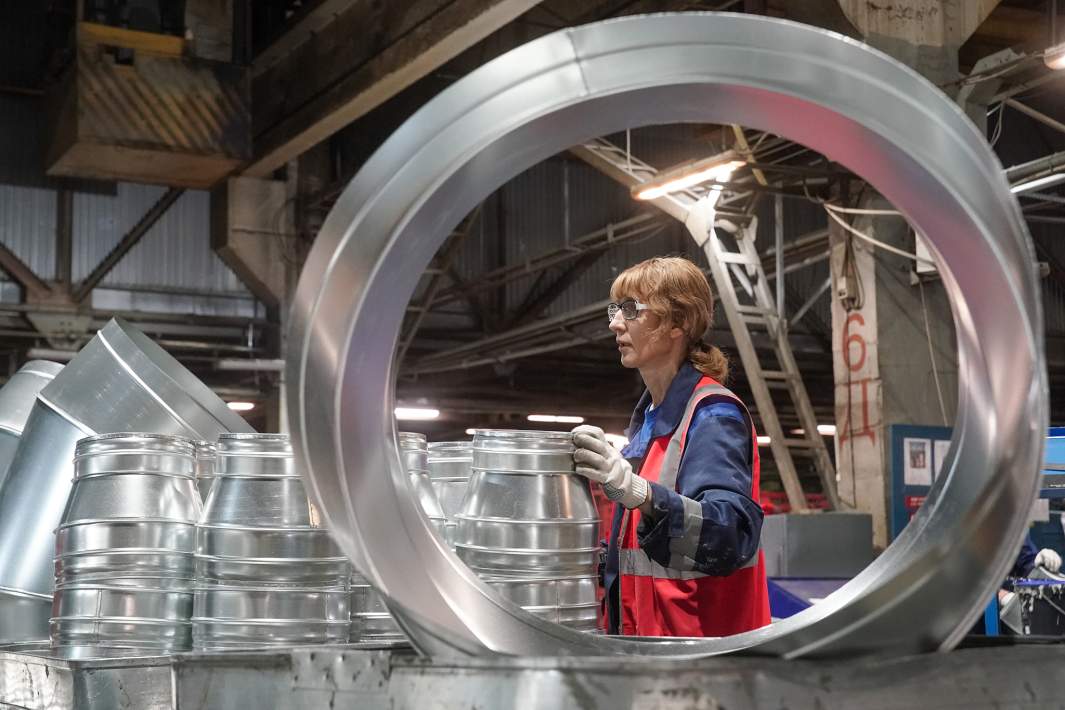 Женщина в цеху 