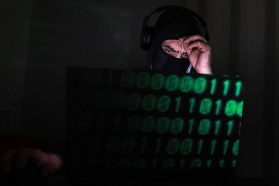 Хакер за работой 