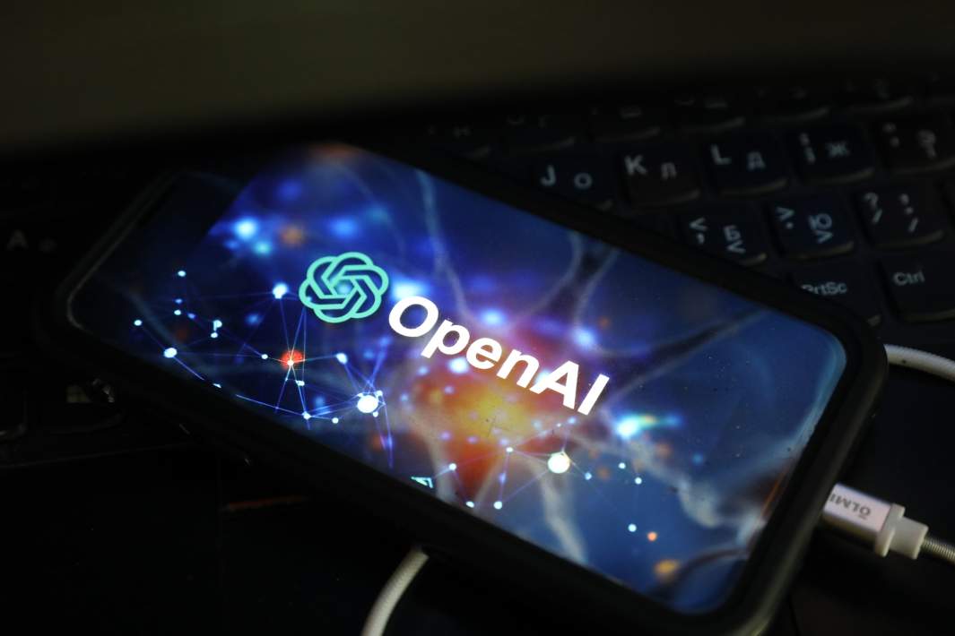 Логотип OpenAI на мониторе смартфона