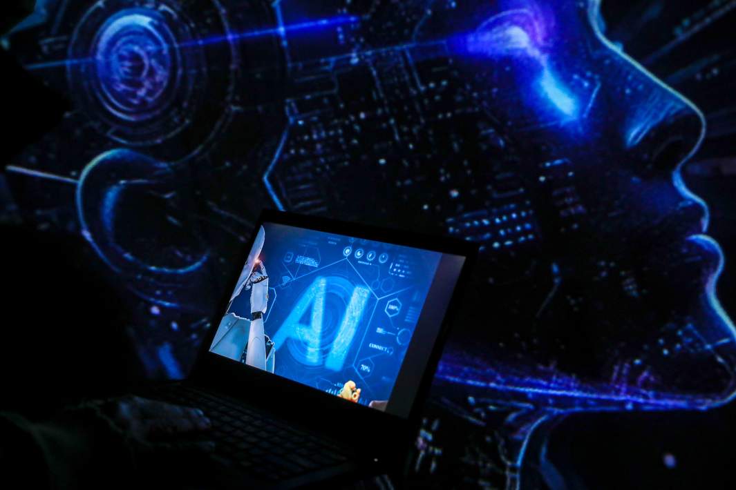 Логотип AI на мониторе ноутбука