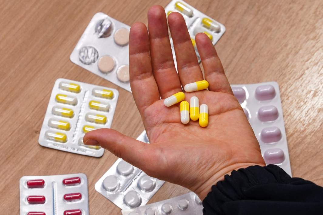 Капсулы в руках 