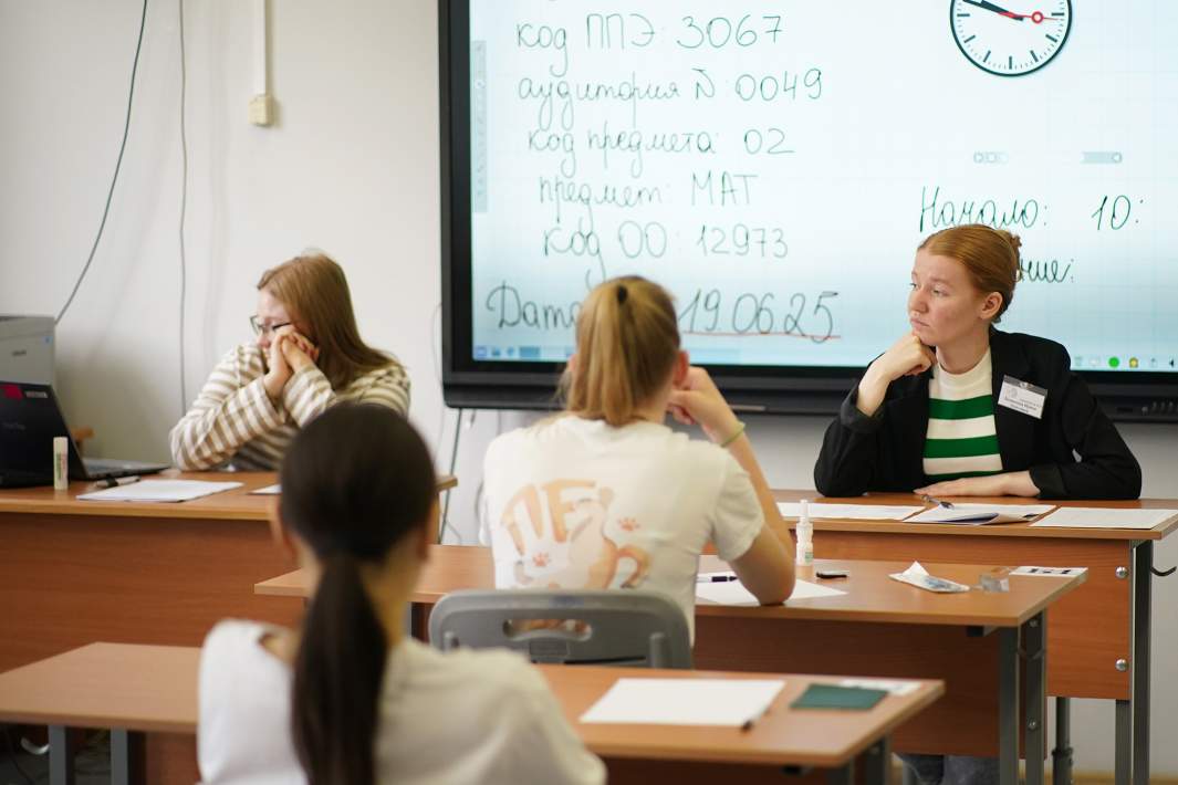 Ученики и наблюдатели во время сдачи ОГЭ по математике в школе