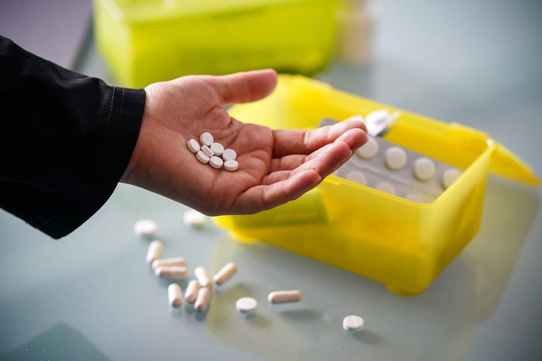 Таблетки в руке 