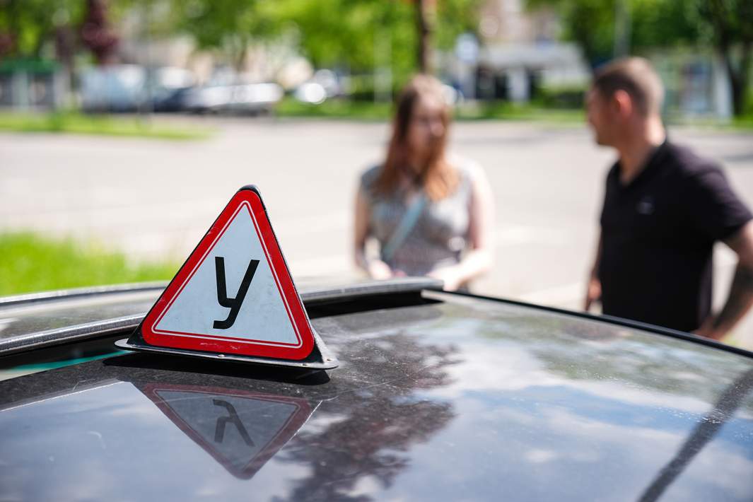 Знак «Ученик» на машине 