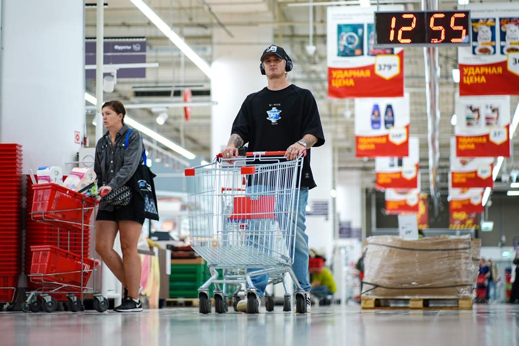 Покупатель в супермаркете