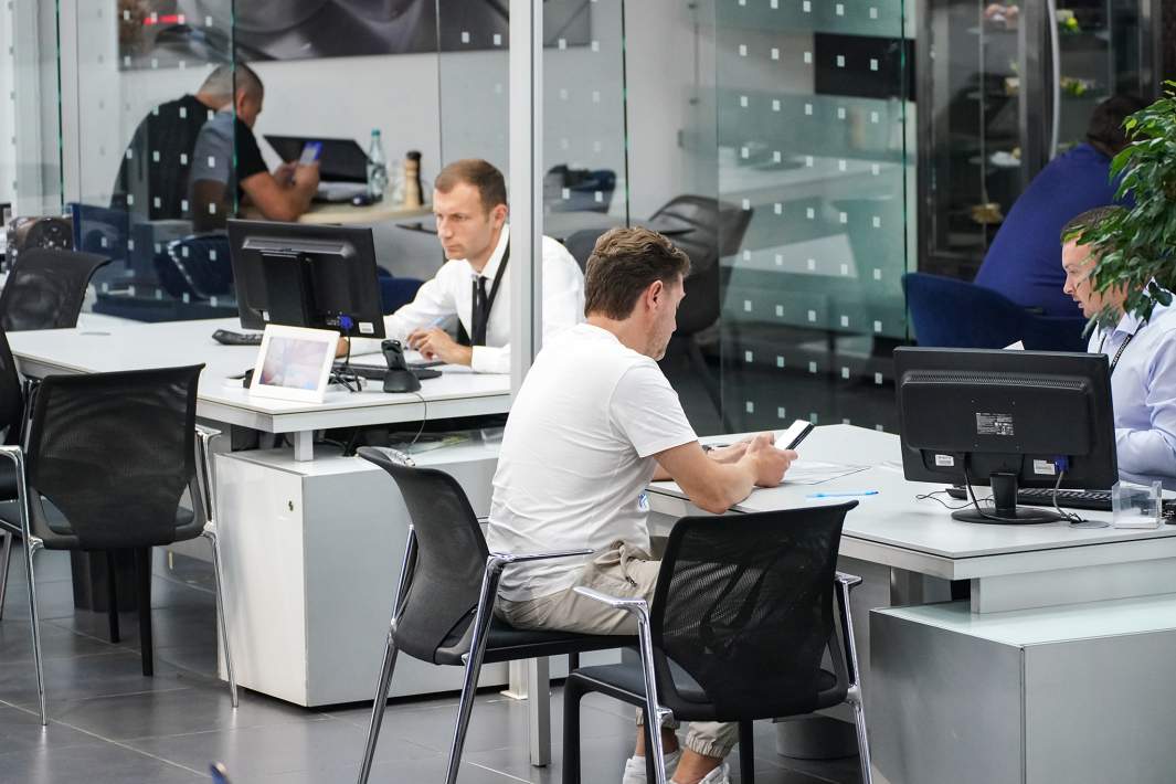 Работа автосалона 