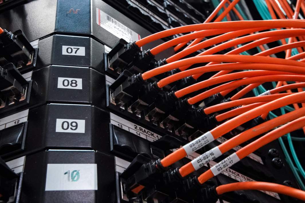 Провода серверов в центре обработки данных