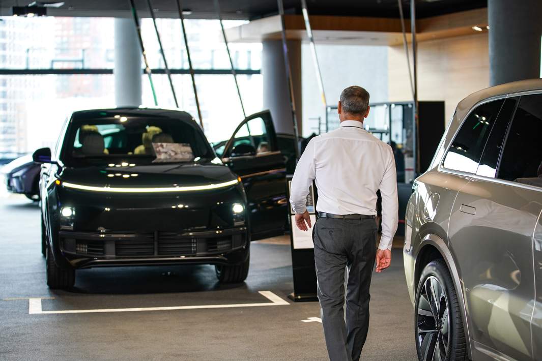 Машины в автосалоне 